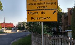 Drogowcy remontują tory kolejowe. "Mieli tylko jedno zadanie"