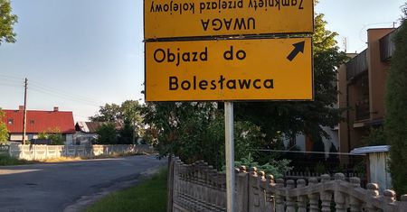 Drogowcy remontują tory kolejowe. "Mieli tylko jedno zadanie"