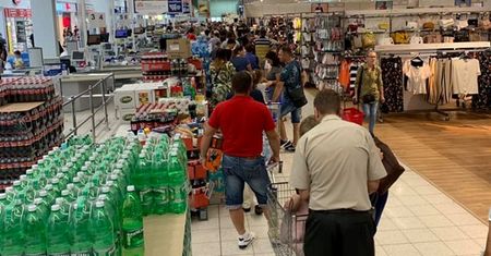 Likwidacja Tesco w Rzeszowie. Klienci wyrywają sobie przeceniony towar