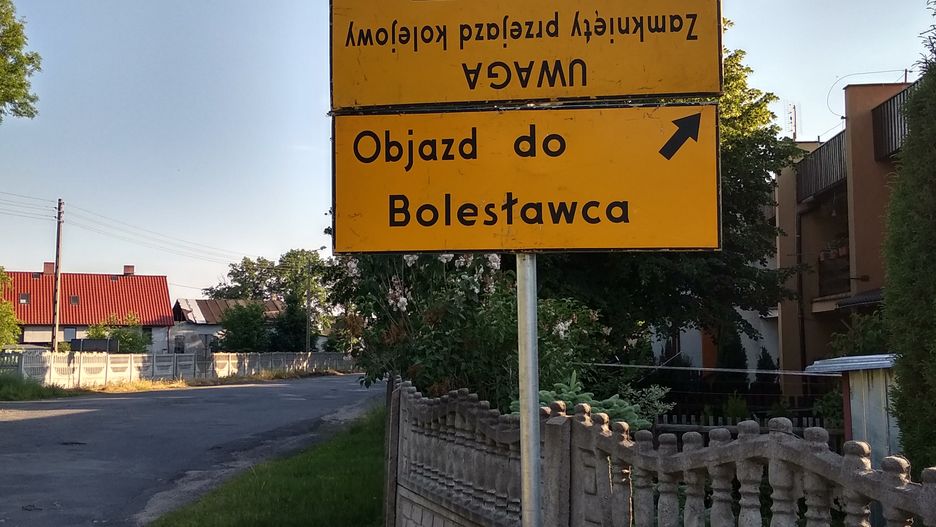W taki sposób znaki ustawiają drogowcy z Ruszowa