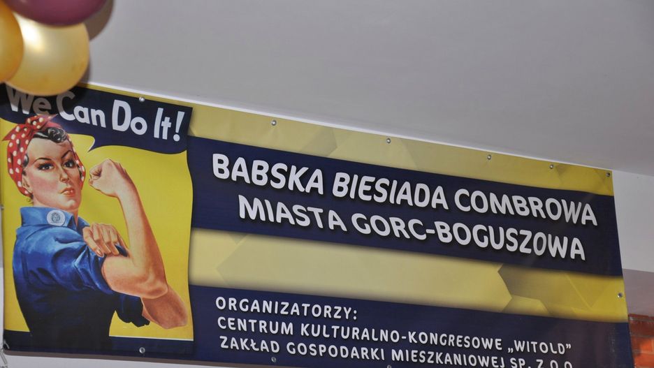 Część uczestniczek zabawy jest zniesmaczona występem striptizera