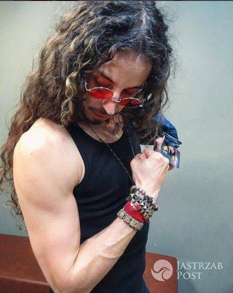 Michał Szpak pokazuje biceps
