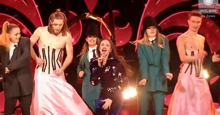 Michał Szpak na Sylwestrowej Mocy Przebojów. Jego występ podzielił widownię