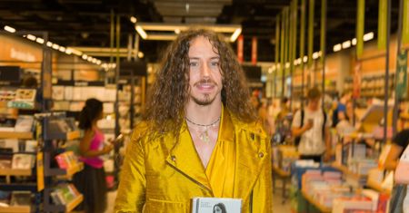 Michał Szpak parodiuje Edytę Górniak. Wykonał utwór "Kolorowy wiatr" z "Pocahontas"