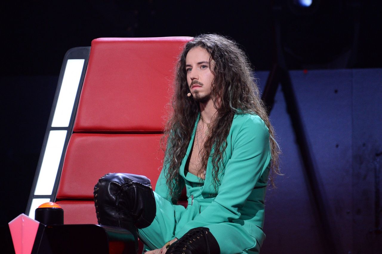 Michał Szpak w "sukience" podczas półfinałów "The Voice of Poland"