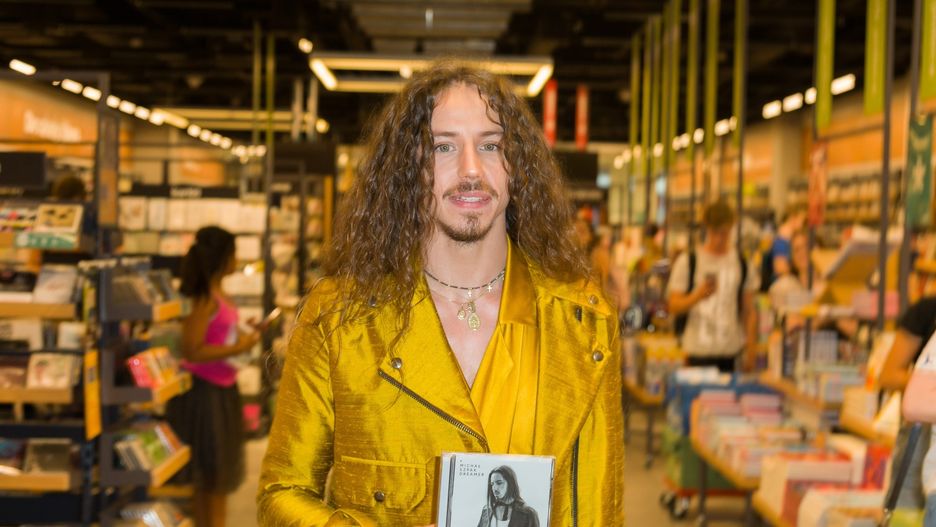 Michał Szpak parodiuje Edytę Górniak. Wykonał utwór "Kolorowy wiatr" z "Pocahontas"