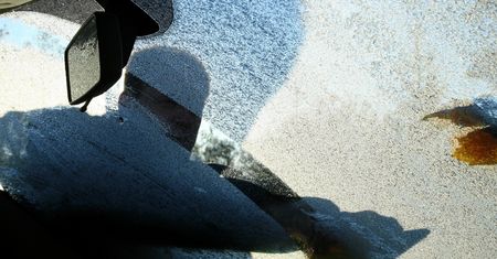 Uwaga! Śnieg i lód na drodze. Przymrozki w 4 województwach