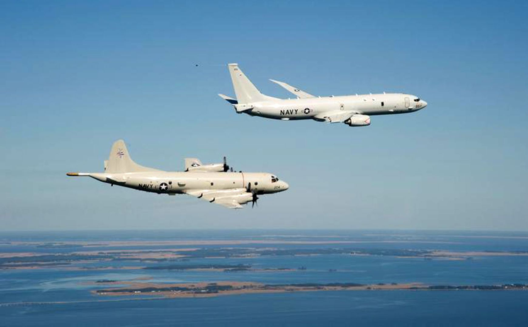 Boeing P-8 Poseidon (wyżej) oraz Lockheed P-3 Orion podczas ćwiczeń u wybrzeży Maryland