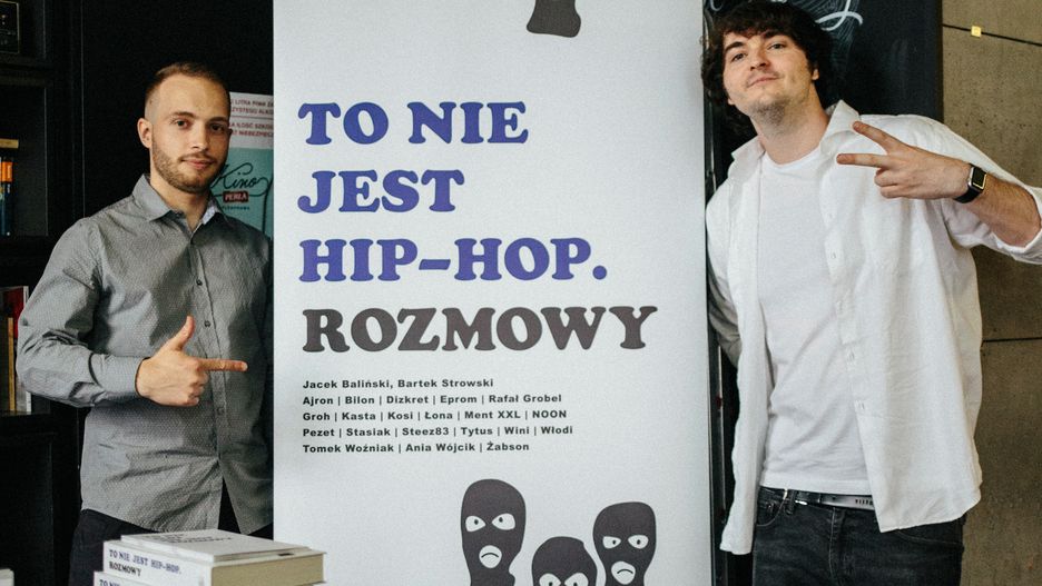 Jacek Baliński i Bartek Strowski na premierze swojej książki "To nie jest hip-hop. Rozmowy".