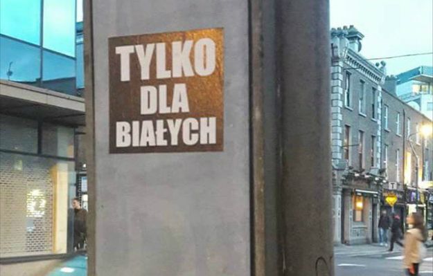 Rasistowskie plakaty w polskim języku. Irlandczycy są oburzeni
