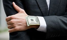 Politycy bronią swoich kont przed supernadzorem
