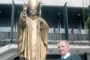 Emeryt ufundował pomnik Jana Pawła II