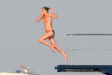 Kate Moss topless na jachcie