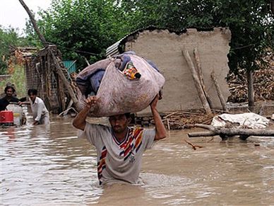 USA pomogą Pakistanowi walczyć z powodzią