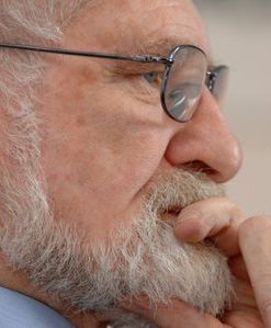 "Geremek broni pokolenia opozycjonistów"