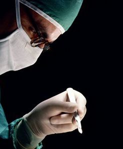 Suknia pomoże zrozumieć, jak to jest być pod skalpelem