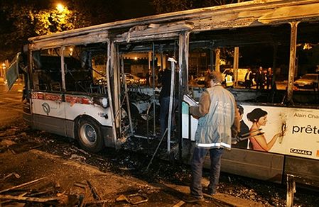 Na przedmieściach Paryża znów płoną autobusy