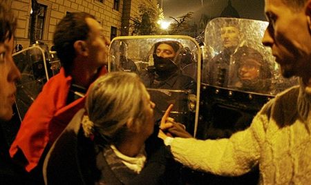 Policja usunęła demonstrantów z placu przed węgierskim parlamentem