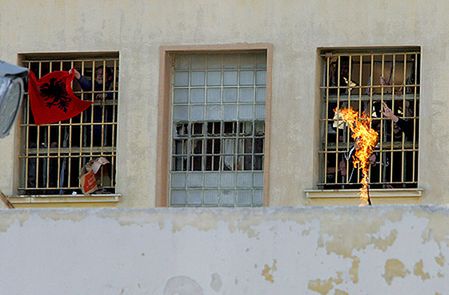 Bunt więźniów w greckich zakładach karnych