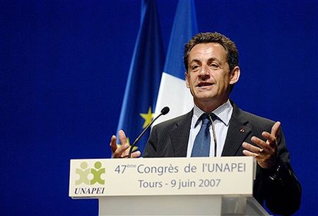 Prezydent Nicolas Sarkozy walczy z lalkami voodoo