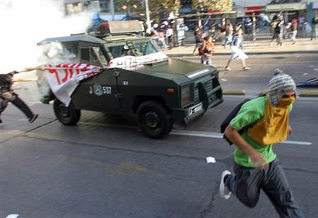 Zamieszki podczas manifestacji lewicowej młodzieży w Chile