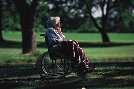 Domy opieki dla osób starszych nie spełniają norm