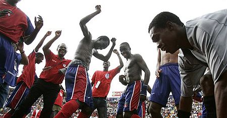 Młodzi piłkarze z Haiti zbiegli z lotniska w USA