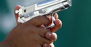 Dzieci terroryzują sklepy za pomocą plastikowych pistoletów