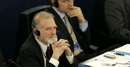Bronisław Geremek stracił mandat europosła?