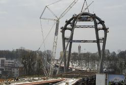 Widowiskowy montaż pylonu