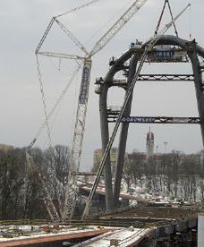 Widowiskowy montaż pylonu