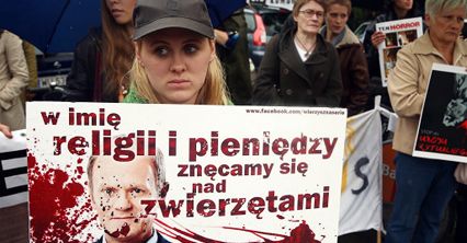 Protest przed sejmem przeciwko ubojowi rytualnemu