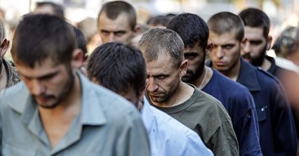 Przemarsz ukraińskich jeńców w Doniecku