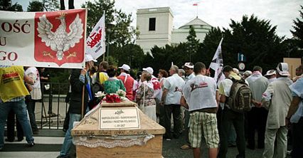 Związkowcy "Solidarności" przed sejmem