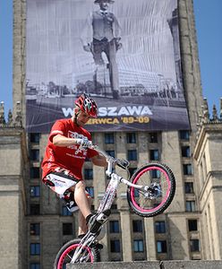 Wjechał rowerem na Pałac Kultury i pobił rekord Guinnessa