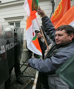 Ogień i petardy pod Sejmem i kancelarią premiera