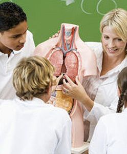 Nauczyciele gorzej panują nad uczniami niż nauczycielki