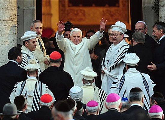 Benedykt XVI usłyszał w synagodze gorzkie słowa
