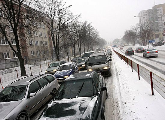 Śnieg utrudnia jazdę autem - dowiedz się, gdzie uważać