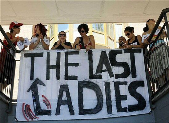 Pierwsze Damy zwiedzały, miejscowe kobiety protestowały