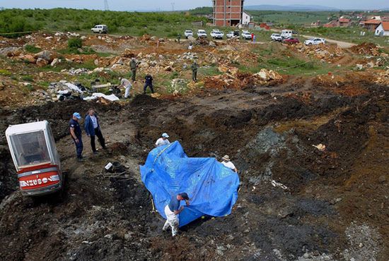 W Kosowie odkryto masowy grób - dowody zbrodni