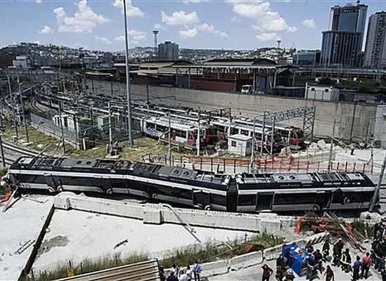 Wypadek pociągu we Włoszech - jeden zabity, 30 rannych
