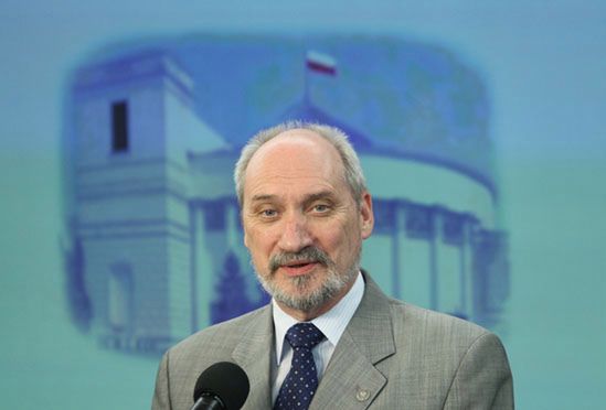 Macierewicz: kontrolerzy w Smoleńsku winni katastrofy