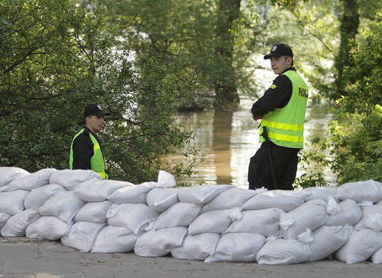 Policjanci czuwają nad bezpieczeństwem powodzian