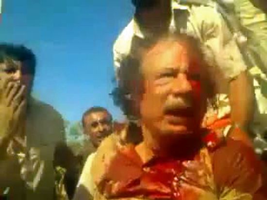 Ranny Kadafi błagał o litość - wstrząsający film