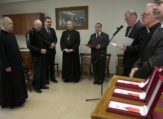 Gosiewski wręczył księżom prezydenckie odznaczenia