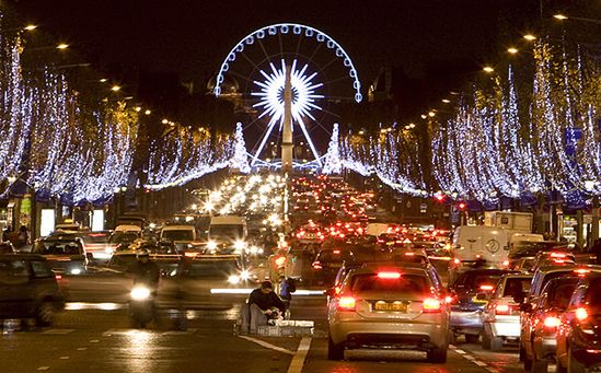 Światła Paryża budzą zachwyt i... oburzenie