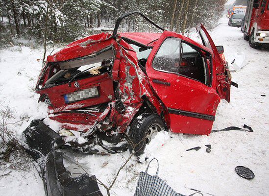 Tragedia w Wielkopolsce - samochód wjechał w autobus