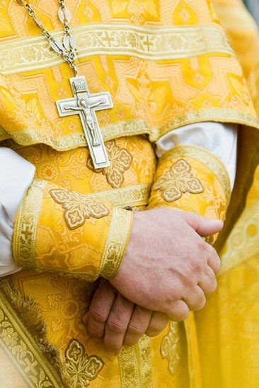 Kryzys zmusił sklepy do wyprzedaży szat liturgicznych