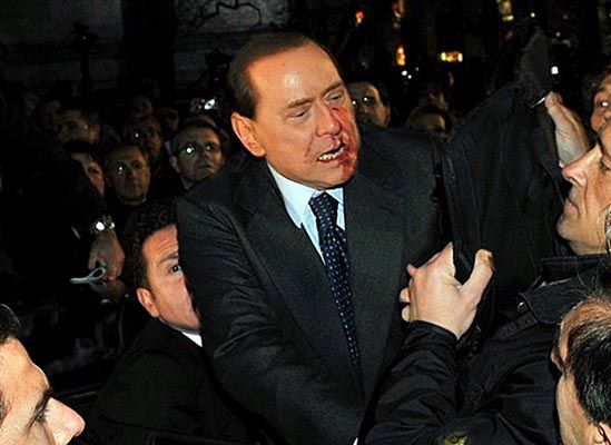 Dramatyczne chwile po ataku na Silvio Berlusconiego - film